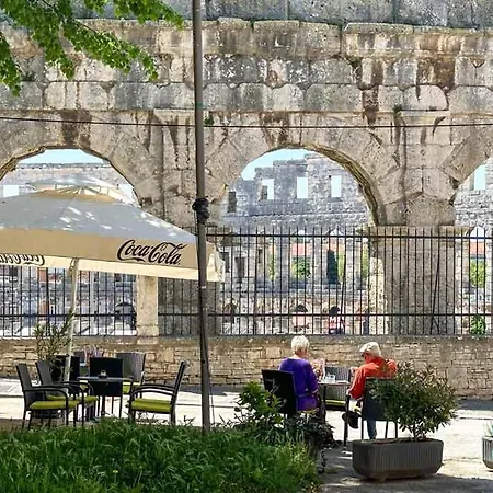 아파트 Gladijator Amphitheater 풀라